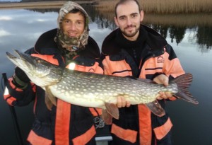 Två nöjda kunder på en fiskeguidning med fiskeguide Mikael Puhakka www.fishguide.se 