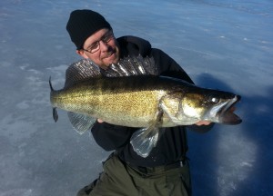 Micke med en jättefin ismete gös! Fiskeguidning med fiskeguide Mikael Puhakka www.fishguide.se