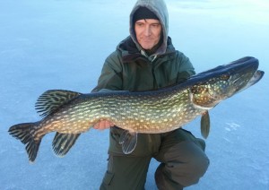 Felix med en stor gädda! Fiskeguidning med fiskeguide Mikael Puhakka www.fishguide.se