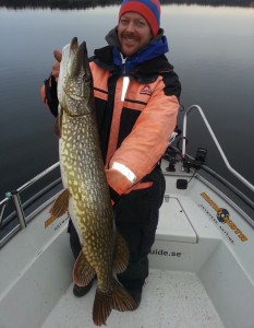 Första gäddan någonsin!!! Denna dagen fick fångstmannen sitt livs första fisk (!) någonsin via ett kastspö!! :-)