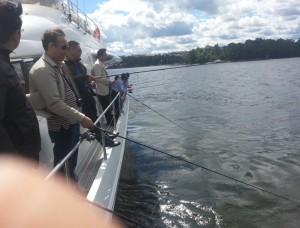  Åtta Kineser fiskade samtidigt som mest..